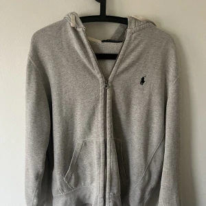 zip-up från Ralph Lauren - zip-up hoodie från Ralph Lauren, den är unisex💓 storlek m och sitter lite oversize på mig som brukar ha xs/s i tröjor. Knappt använd, pris kan diskuteras