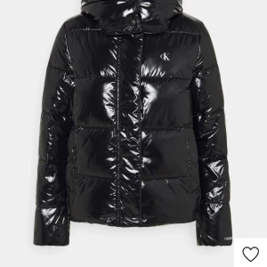 Jacka - Säljer den här snygga jackan som inte kommer till andvändning, den är i strl L men den är liten i storleken så mer som en s/m!!😽skriv för fler bilder💗💗