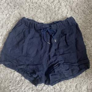 Jag säljer ett par fina linne shorts i marinblåfärg som jag ej använder längre 