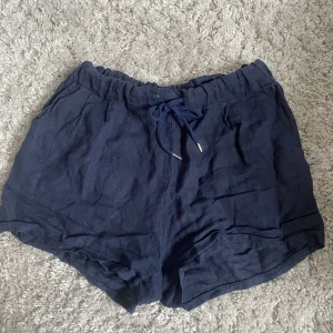 Linne shorts  - Jag säljer ett par fina linne shorts i marinblåfärg som jag ej använder längre 