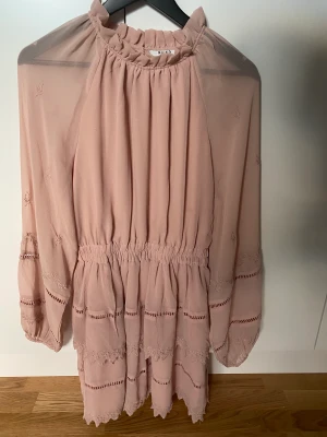 Klänning - Nästintill oanvänd rosa klänning 