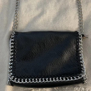 Tiamo väska  - Lägger ut igen pga oseriösa köpare. Jättefin och rymlig väska från tiamo. Kommer tyvärr inte till användning längre.💕En del färg har släppt men inget som syns mycket💕