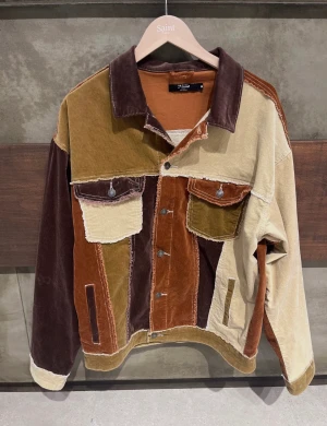 Jacka Jaded stl M - Brun jeansjacka i manchester i fransig panelsydd design.  Använd ett par gånger, gott som ny.   Nypris 1090kr. 