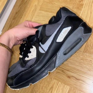 Nike air Max  - I väldigt fint skick andvända fåtal gånger! Storlek 42.5 