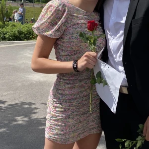 Sommarklänning  - Blommig klänning, endast använd 1 gång. Från mango i st s 