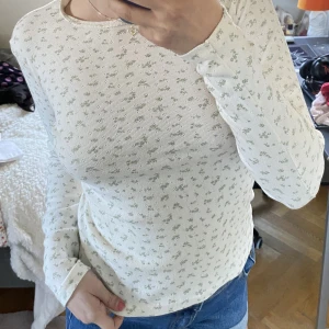 Brandy Melville top - Another brandy Melville top I bought in Italy, only used once, is in perfect condition! 🤗