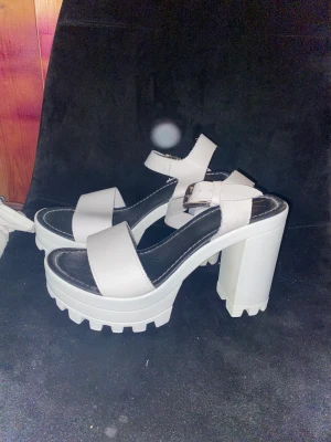 Vita klackar  - Vita klackar i 39 bara gått runt med dom hemma så dom är som nya:)