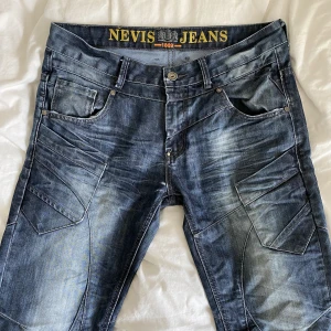 Baggy jeans  - Ett par jättesnygga jeans som sitter jättebra om man gillar en större modell på byxor💗Midjemåttet:45cm Innerbenslängden:82cm (skriv för mer info och bilder)