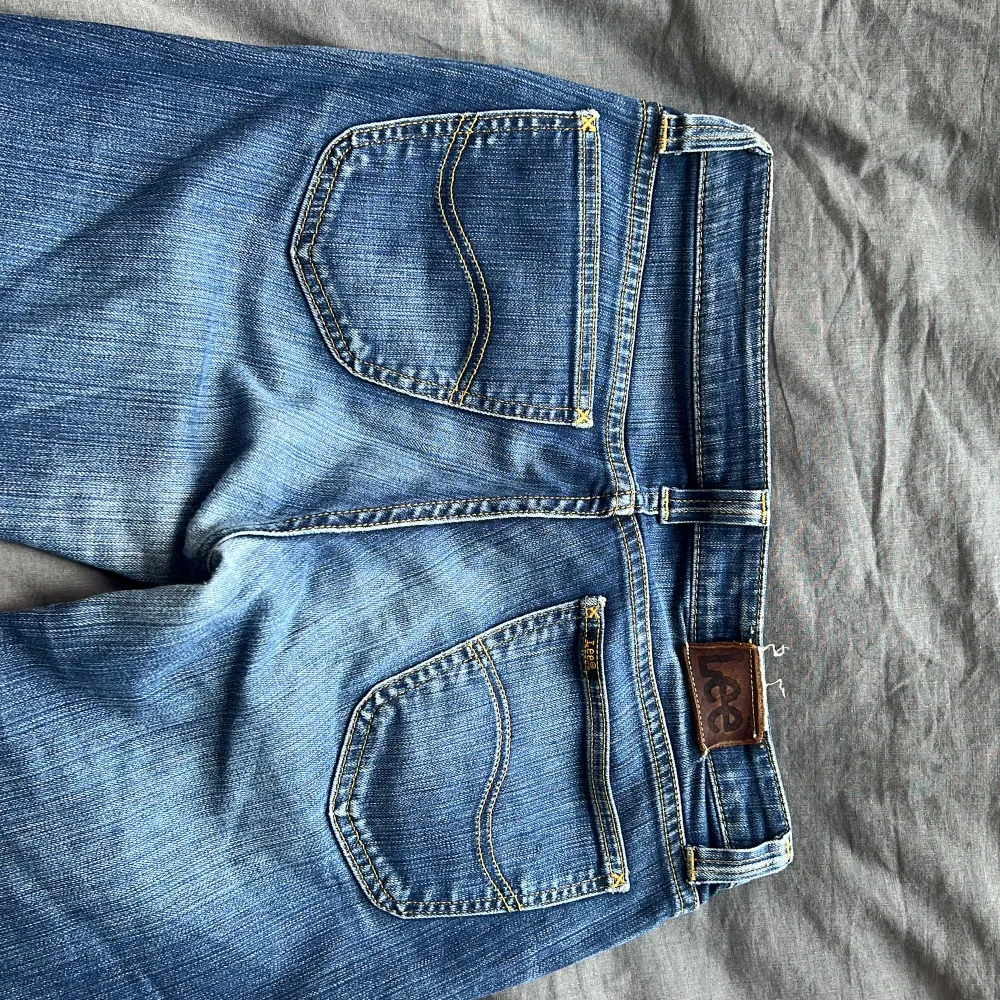 Säljer mina lågmidjade Jeans från Lee, då dom tyvärr är för korta på mig som är 174cm. Jättesnygga i lite bootcut/flare modell och är i bra skick. Pris kan diskuteras 🤍(Stl 32-31) passar mig som är M. . Jeans & Byxor.