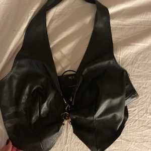 Skinn topp från Nelly💕 - Så fin topp men tyvärr så sitter den inte så bra på mig💕 St M 10 kr +frakt (29 kr)