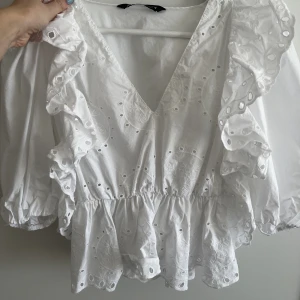 Blus zara - Säljer denna superfina blusen då den nästan aldrig kommer till användning. Använd ca en eller två gånger 