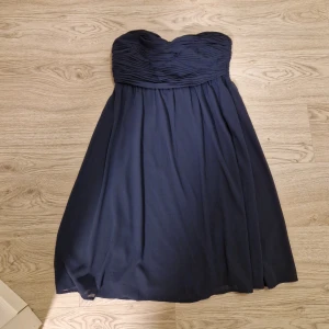 Blå offshoulder klänning - Blå off shoulder klänning. Kommer aldrig till användning längre. Den är från veromoda i strl 40