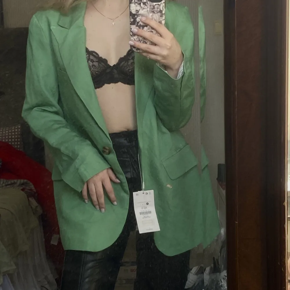 Grön oversized blazer som är gjord att se ut som linne. Då jag flyttat måste jag rensa ut kläder och denna har tyvärr aldrig använts så därav blir jag tvungen att säga hejdå. Magisk grön färg, supernice färgklick i sommar! Oversized XS. Kostymer.
