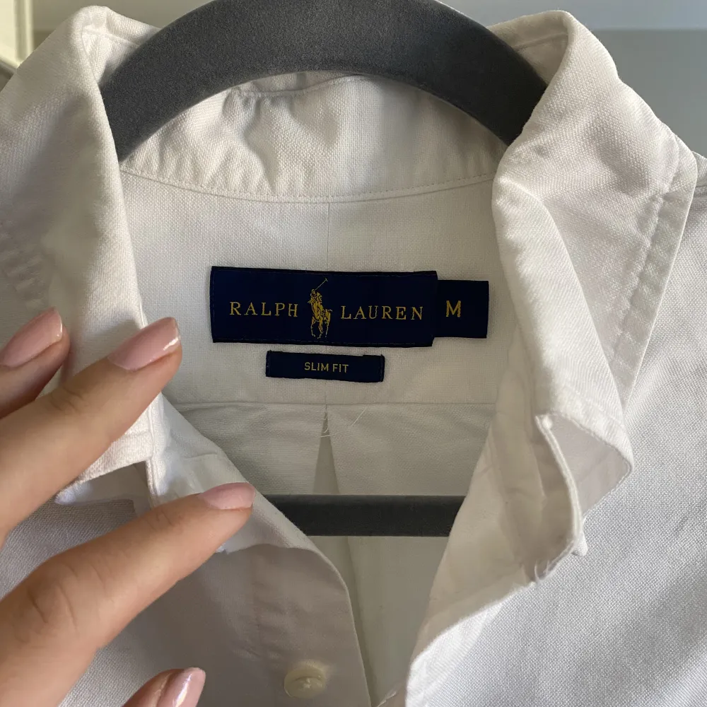 Vit skjorta från Ralph Lauren i storlek M. Skjortor.