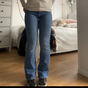 Zara jeans bootcut - Säljer mina blå zara jeans. Sällan använda (bra skick) lite stora i midjan på mig som vanligtvis har 38!