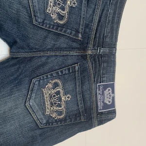 Victoria Beckham jeans - Jag har bestämt mig för att sälja dessa eftersom de inte passar min storlek längre, jag har bara använt den ett fåtal gånger så det är bra skick❤️om nu har andra frågor eller funderingar är det bara att höra av er till mig💗💗