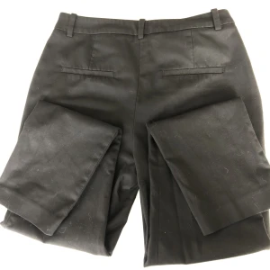 Snygga kostymbyxor  - Säljer nu dessa snygga kostymbyxor då de tyvärr blivit för korta för mig. Snygga detaljfickor baktill. Använda men i fint skick, utan defekter! Rensar bland kläderna så kolla gärna mina andra annonser också🤗