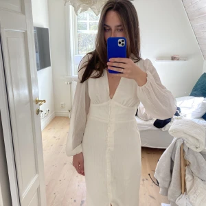 Studentklänning  - Säljer denna slutsålda klänning från Ginatricot i storlek 38. Helt oanvänd med lappar kvar. Perfekt till student eller till sommaren ☀️Hör av dig vid intresse! 
