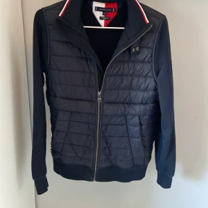 Tommy hilfiger cardigan  - Tommy hilfiger cardigan i 9/10 skick. Box medföljer  Nypris 1800 Mitt pris:699