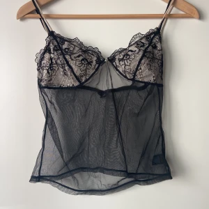 Söt topp ! - Jätte söt classy topp. Står ingen storlek men skulle säga S. I nyskick utan hål eller defekter! Perfa till sommeren ba till ett par jeans. Ingen budgivning utan den som först trycker på köp nu får den!