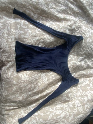 Intimissimitröja - Har en liten reva i ena armhålan, kommer dock vara lätt att laga utan att det syns☺️ Nypris 349kr, endast använd en gång.