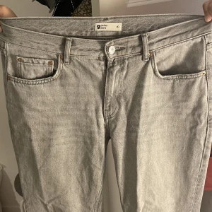 Lågmidjade jeans - Använda några gånger och har egentligen storlek 36/38 men köpte i storlek 40 för en Baggi fit