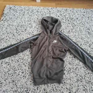 Tröja - Väldigt fin zip hoodie från nike i perfekt skick ny pris på den låg på ungefär 600kr från stadium