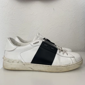 Valentino Skor  - Säljer nu mina valentino skor köpte från valentino (Finns box mm) för 7000 tusen. Lite smutsiga på vissa ställen men går enkelt å tvätta av.