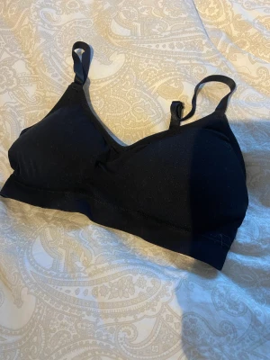 sport bh - Säljer denna svarta sport bh:n ifrån cubus.