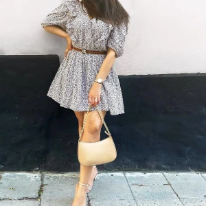 Klänning - Använd en gång. L i storlek men jag är en 38:a, den satt luftigt men snyggt.