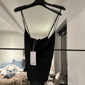 satintopp - Säljer en söt satintopp från MONKI i storlek S då den är för stor✨Aldrig använd, prislapp sitter kvar! 70kr + frakt