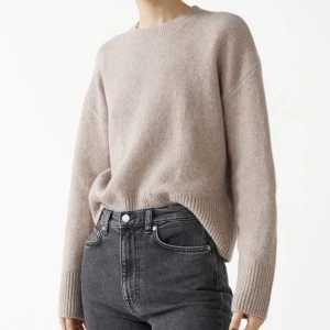 Stickad tröja  - En jättefin stickad tröja från &OtherStories! Säljer då den inte kommer till användning och tröjan är i nyskick💕Nypris: 390kr och säljer för 230kr+ frakt🤍