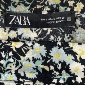 Zara kjol - Jättefin kjol från zara i bra skick med blommönster🌸Satt perfekt förut, men har tyvärr blivit för liten för mig nu. Den har inbyggda shorts (syns inte utanpå) och är i storlek S, en perfekt kjol till sommaren☀️☀️kontakta gärna mig vid frågor eller intresse💗