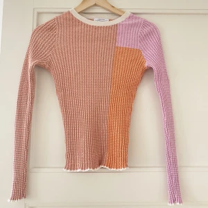 Ribbad tröja  - Säljer denna superfina tröja köpt från & other stories för flera år sedan, för liten för mig :( 