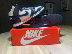 Dunk - Använda dunk high navy storlek 44.  Fortfarande lite liv kvar i dom.  Pm om du har frågor Säljer helst via plick safepay  obs!! Kolla profil info. 