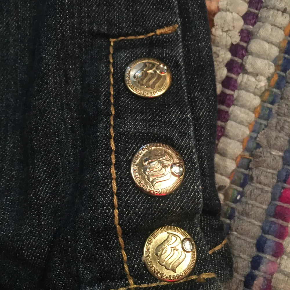 Mörkblåa vintage jeans, lågmidjade. Märket är rocawear men storleken framgår dessvärre inte. Jag skulle säga att dom sitter som en S, då dom är insydda från insidan på båda sidorna av låren av tidigare ägare (Skriv för bilder). Köpta på beyond retro dyrt💝. Jeans & Byxor.