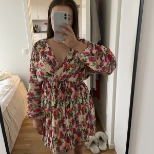 Klänning - Fin blommig klänning, perfekt till sommar💐