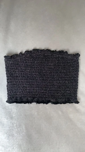 Topp - Säljer en glittrig topp från bikbok. Använd fåtal gånger och kommer inte till användning längre. Superfin till fest!