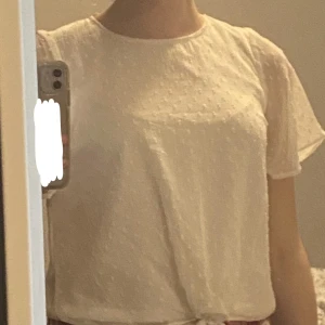 Vit blus - Fin vit blus med en knut på framsidan. ”Barnstorlek” men passar xs/s. Aldrig använd, bara testad, prislapp kvar.  Är öppen för för prisföslag 💕