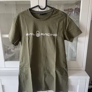 Militärgrön t-shirt