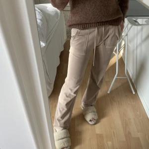 Juicy couture mjukisar - Mjukisar i färgen taupe! Flitigt använda men fortfarande väldigt fint skick!