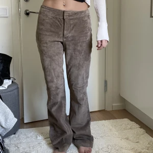 Vintage H&M mocka byxor - Äkta mocka byxor från vintage H&M. 104 cm från midja till benslut. Jag är 164 cm och bär stl 34 🤎