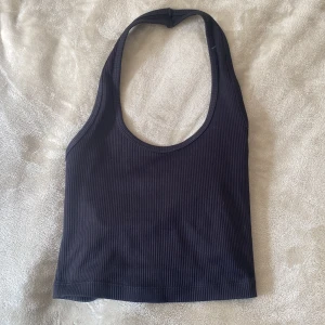 Halter neck topp - Söt halter neck från H&M XS, aldrig använd, (rensar gaderob).     +frakt 💕