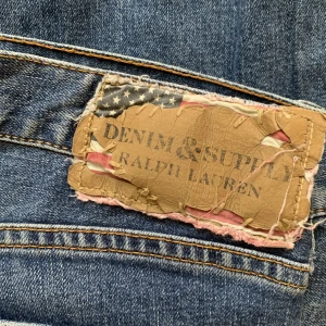 Low waist Ralph Lauren jeans - Skit snygga äkta Ralph Lauren jeans, bra skick och knappt använda. De har små detaljer som är distressed i stilen. Dom är tyvärr för små för mig som är storlek M/30W.