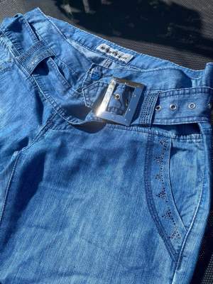 Mellanblå jeans i lowaisted, använda 1 gång. Köpta för 200kr säljs för 120kr😊