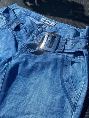 Mellanblå jeans i lowaisted, använda 1 gång. Köpta för 200kr säljs för 120kr😊