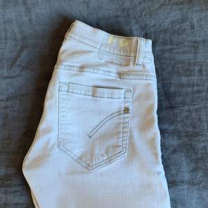 Säljer nu mina jättesköna dondup jeans i modellen george. Skicket på dem är 9/10 förutom att sömmen vid höger ficka har lossnat lite men det är inget man fokuserar på. Nypris är runt 3000 kr. Saknar kvitto, därav priset. Hör av er vid frågor eller annat.