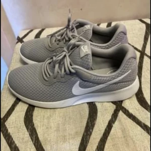 Nike skor - En Nike skor. Ny pris 1200 , fick den som present från England men vart för liten på mig , använt 3 gånger.