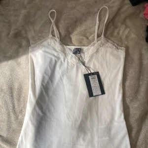 Linne - Sött vitt linne med spätts från vero Moda med lappen kvar, (rensar gaderob).       Frakt tillkommer ❤️