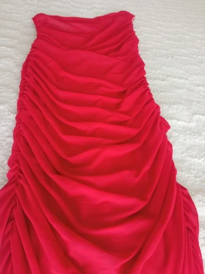 Festklänning ❤️ - Jag säljer denna gudomliga klänning köpt på Shein,🥴⭐ materialet är bättre än förväntat och den sitter helt magiskt på klänningen, den framhäver dina kurvor och passar nog en s-m 😉❤️köpt för 250 kr 